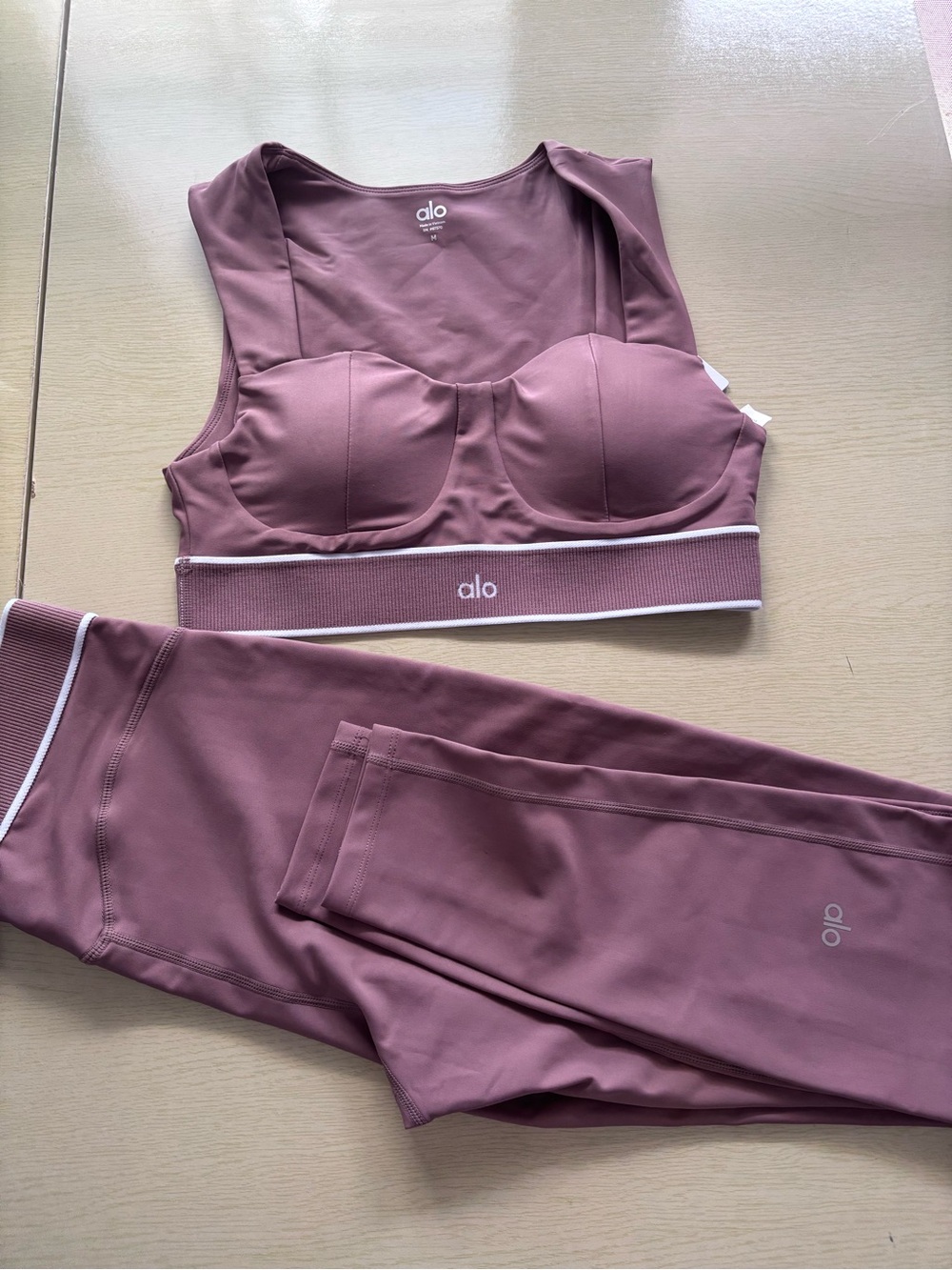 ALO Yoga Women's Dusty Rose Leggings and Matching Crop Top Set - Picture 4 of 7